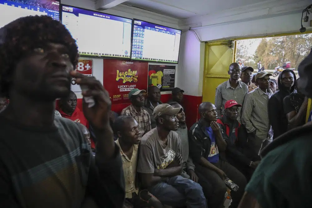 Khách hàng xem màn hình trong một cửa hàng cá cược thể thao ở khu dân cư thu nhập thấp Kibera ở thủ đô Nairobi, Kenya