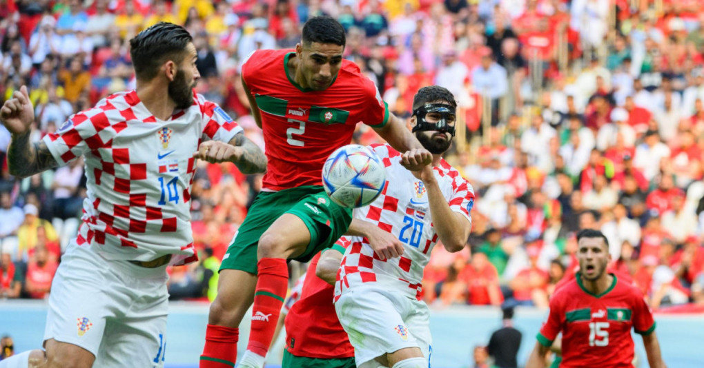 Hakimi tranh bóng với Gvardiol trong trận Morocco hòa Croatia 0-0 ở vòng bảng World Cup 2022