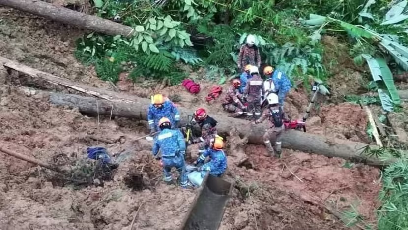 Đội Lực lượng Phòng vệ Dân sự Đặc biệt của Malaysia (PASPA) cùng Sở Cứu hỏa và Cứu hộ  Selangor trong một chiến dịch tìm kiếm và cứu hộ nạn nhân vụ lở đất tại Cao nguyên Genting