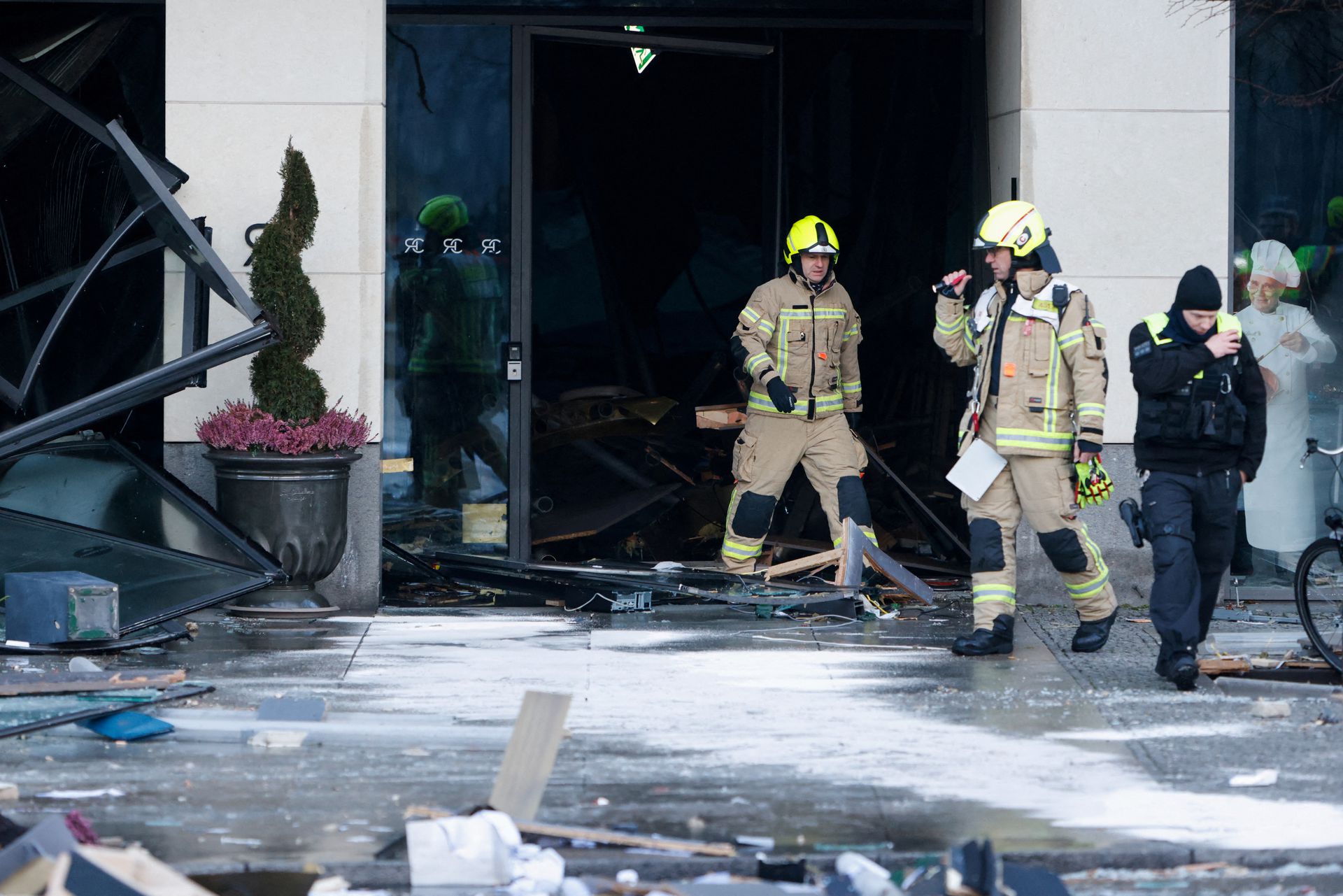 Nhân viên cứu hộ kiểm tra tầng trệt của khách sạn, nơi bị hư hại nặng vì lượng nước khổng lồ từ bể