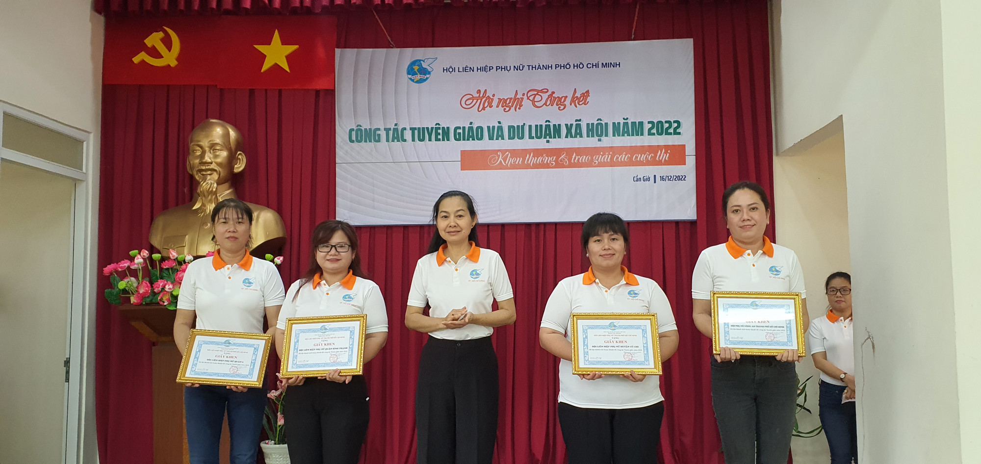 Bà Lâm Thị Ngọc Hoa tặng giấy khen cho các đơn vị làm tốt công tác tuyên giáo và dư luận xã hội