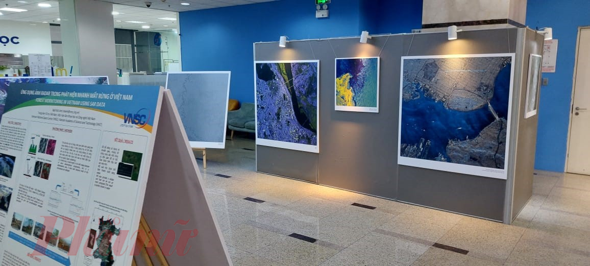 Hơn 20 tác phẩm nghệ thuật là những bức ảnh độc đáo chụp từ vệ tinh được giới thiệu tại triển lãm - Ảnh: Nguyễn Thuận