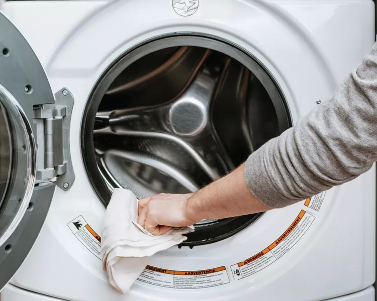 Làm sạch máy giặt của bạn người làm sạch máy giặt bằng giấm  Vân sam / Fiona Campbell  Máy giặt sạch tương đương với đồ giặt sạch hơn. Cặn xà phòng và cặn khoáng có thể tích tụ trong ống mềm của máy giặt làm hạn chế lưu lượng và hiệu suất của nước. Bốn lần mỗi năm, loại bỏ cặn xà phòng và làm sạch các ống mềm bằng cách chạy một chu trình giặt hoàn chỉnh với máy giặt không dùng nước, sử dụng nước nóng và 2 cốc giấm trắng chưng cất.  Nếu bạn có bộ phân phối chất tẩy rửa hoặc chất làm mềm vải tự động, hãy đặt giấm trắng chưng cất vào bộ phân phối để hòa tan bất kỳ chất cặn nào tích tụ có thể hạn chế hiệu suất.  Sử dụng giấm để làm sạch thường xuyên hơn để giúp làm mới máy giặt cửa trước có mùi mốc.