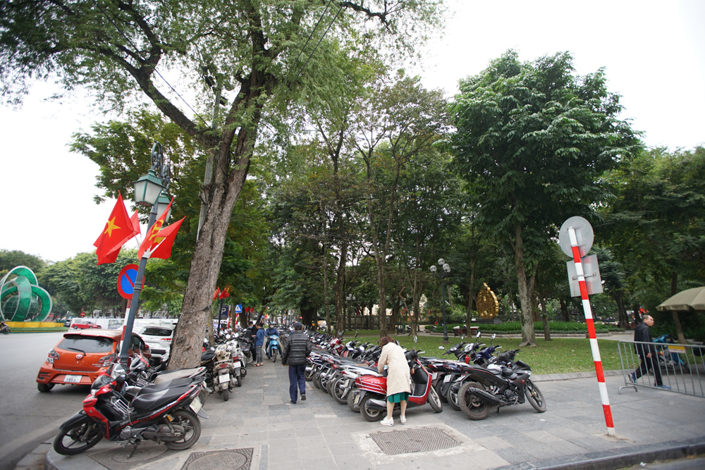 Xung quanh không gian phố đi bộ Hồ Gươm, nhiều điểm đỗ xe thu phí đưa vào khai thác nhưng chủ yếu chỉ phục vụ xe máy, xe điện, xe đạp. Xe ô tô trông giữ ở dưới lòng đường.