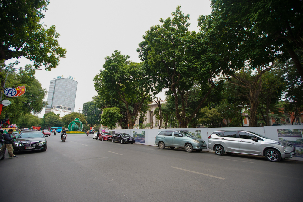 Do nhu cầu lớn, nhiều bãi đỗ xe ô tô lấn ra cả lòng đường trái quy định. Hình ảnh ghi nhận tại đường Ngô Quyền, đoạn trước Ngân hàng Nhà nước Việt Nam.