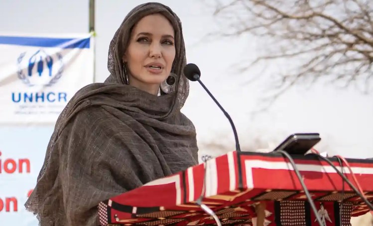 Angelina Jolie phát biểu tại một trại dành cho người tị nạn Malian ở miền bắc Burkina Faso vào tháng 6 năm ngoái. Ảnh: Olympia de Maismont/AFP/Getty Images