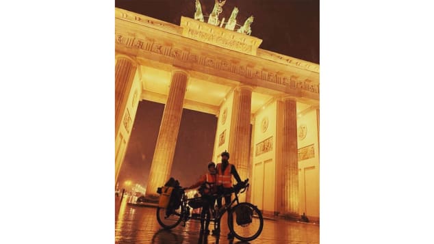 Laura Massey-Pugh và Stevie Massey đặt chân đến cổng Brandenburg (Berlin, Đức) sau khi rong ruổi vòng quanh thế giới bằng xe đạp đôi - Ảnh: Laura Massey-Pugh
