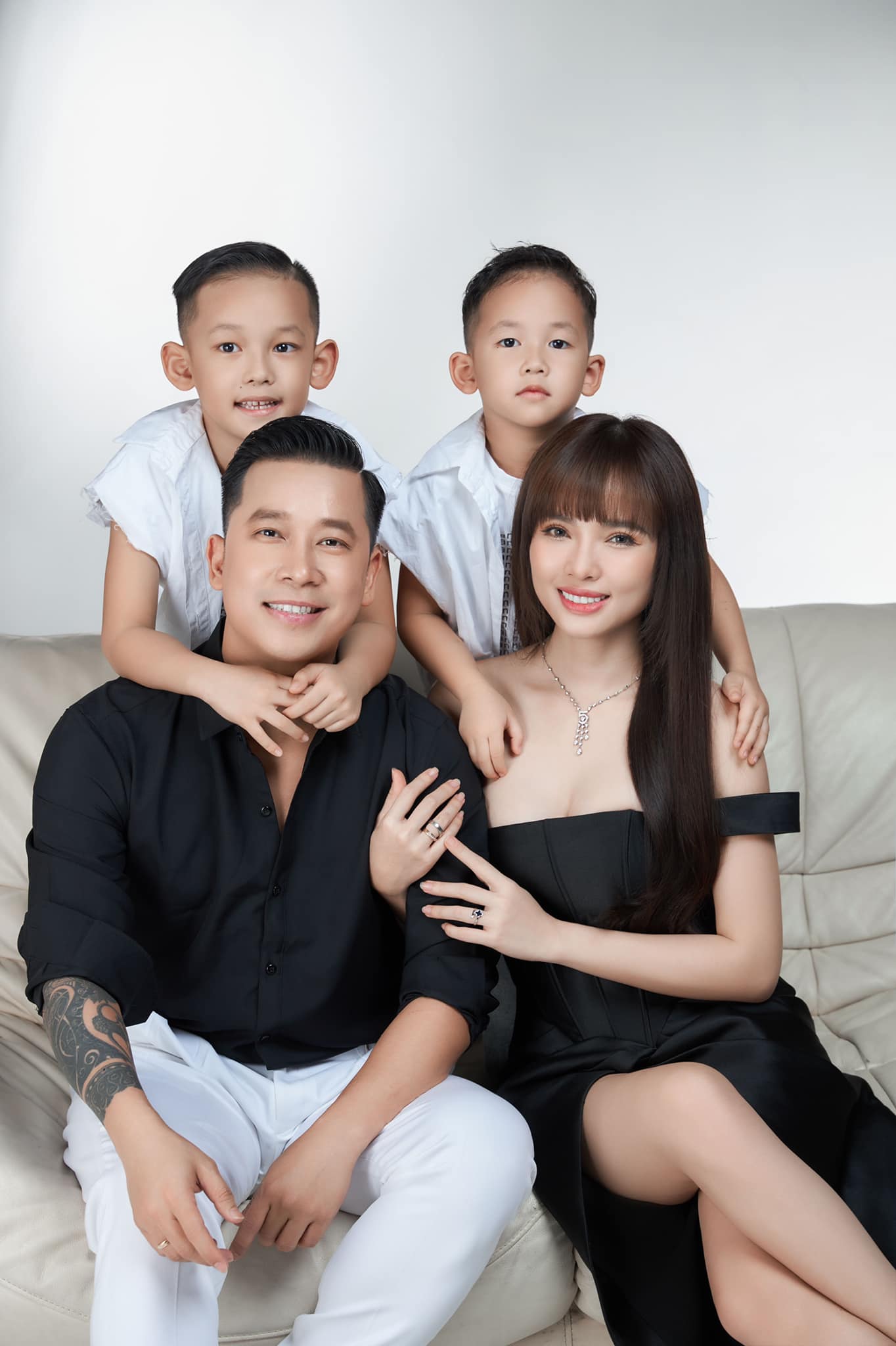 Ca sĩ Lê Hoàng cùng vợ và 2 con trai