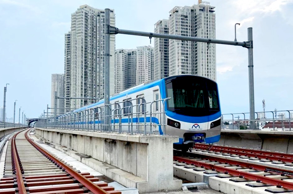 Hình ảnh đoàn tàu metro số 1 Bến Thành - Suối Tiên trên đường ray gần nhà ga Bình Thái. Ảnh: MAUR.