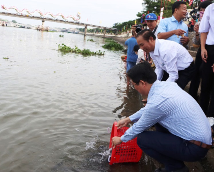 Lãnh đạo Bộ Nông nghiệp và Phát triển nông thôn và lãnh đạo UBND tỉnh Đồng Tháp, tham gia thả cá giống