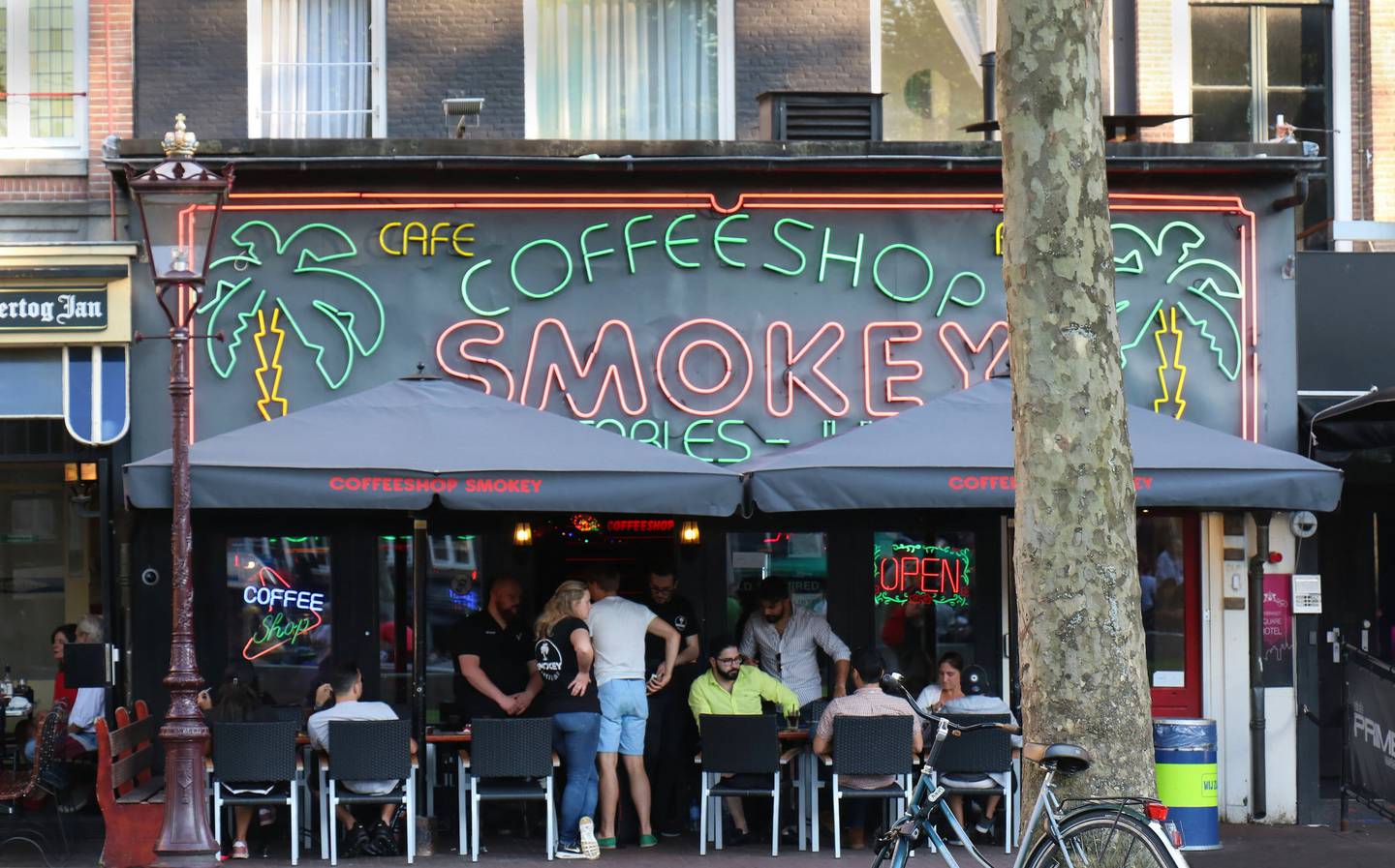 Nhiều quán cà phê ở Amsterdam là nơi mua bán ma tuy và các loại chất kích thích - Ảnh: 