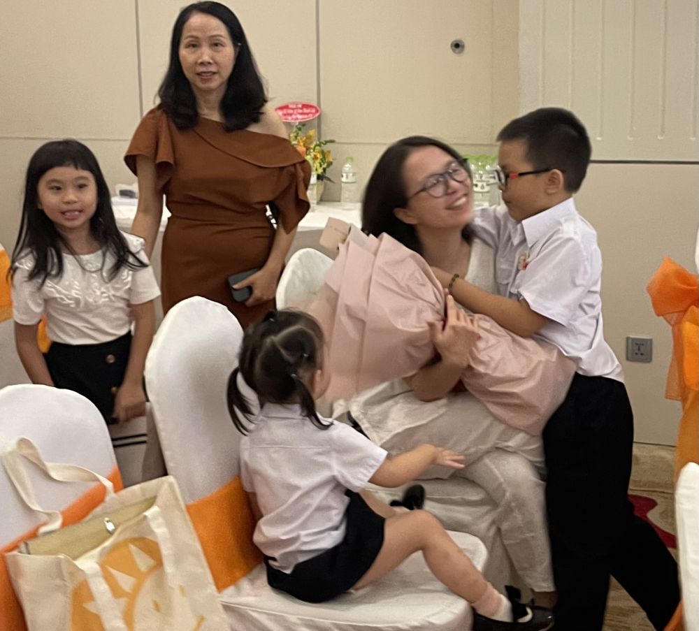 Bé Hoàng Nam ôm chầm lấy mẹ và nói lời cảm ơn trong lễ tốt nghiệp