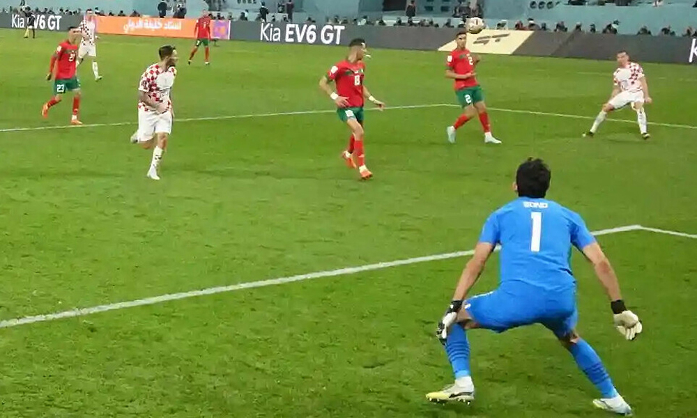Thủ môn Bounou của Morocco không thể cứu thua cho đội nhà trước pha cứa lòng tuyệt đẹp của Orsic 