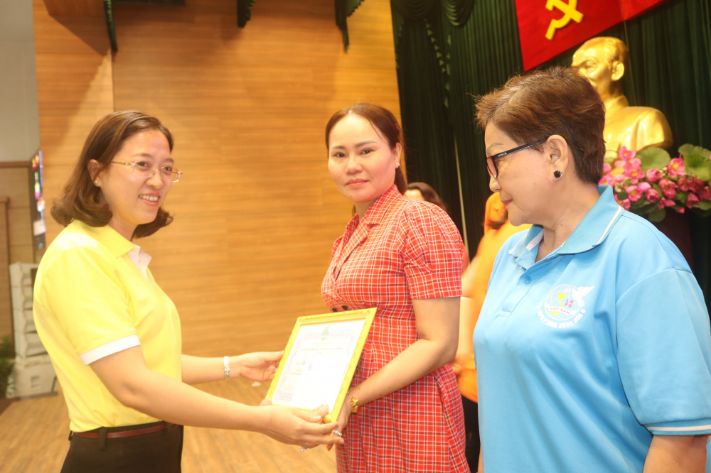 Bà Huỳnh Đặng Hà Tuyên - Chủ tịch Hội LHPN quận Bình Tân - trao giải thưởng cho đại diện các đội thi. 