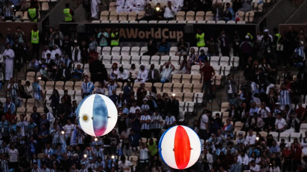 Hai quả bóng mang quốc kỳ của Argentina và Pháp nổi bật trước trận chung kết