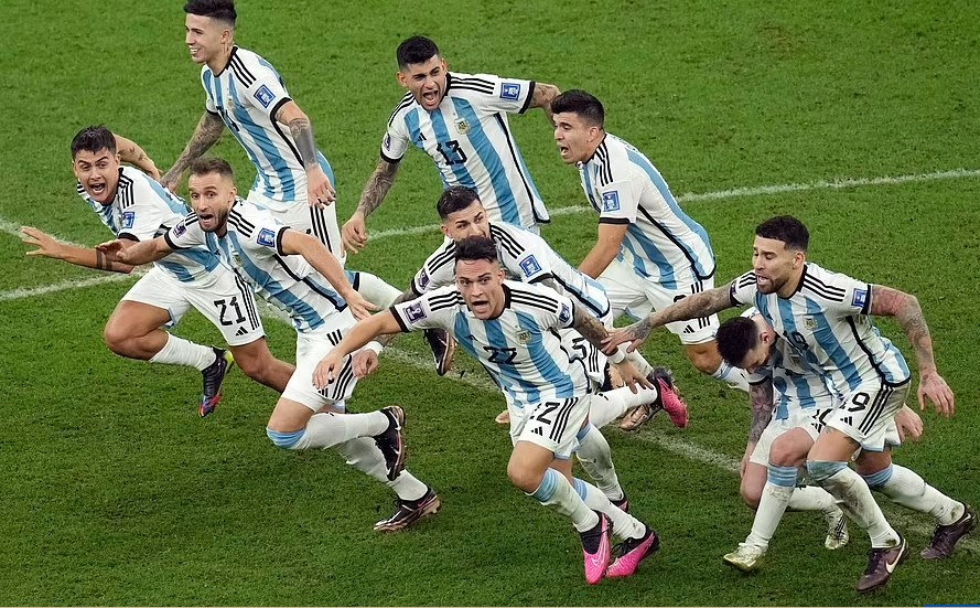 Cầu thủ Argentina mừng chiến thắng sau loạt đá luân lưu nghẹt thở