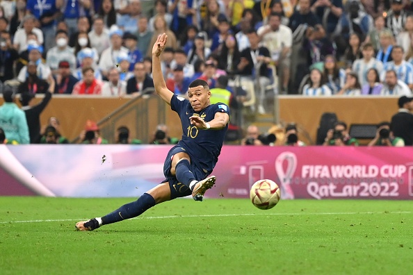 Thi đấu mờ nhạt suốt 2/3 trận đấu, nhưng sự tỏa sáng đúng lúc của Kylian Mbappé đã giúp trận chung kết trở lên hấp dẫn. Anh trở thành vua phá lưới  World Cup 2022