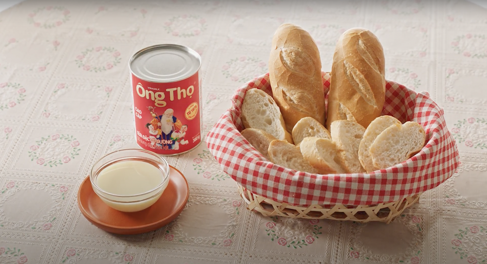 Bánh mì Sài Gòn chấm sữa, thứ quà “xịn sò” nhất trong ký ức tuổi thơ thế hệ 7x đến 9x đời đầu