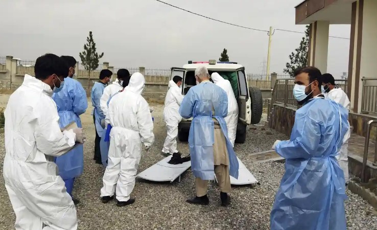 Các bác sĩ thu thập thi thể các nạn nhân trong vụ nổ xe chở nhiên liệu ở Đường hầm Salang xuyên qua dãy núi Hindu Kush, phía bắc Kabul, Afghanistan, Chủ nhật, ngày 18 tháng 12 năm 2022. Hơn chục người đã thiệt