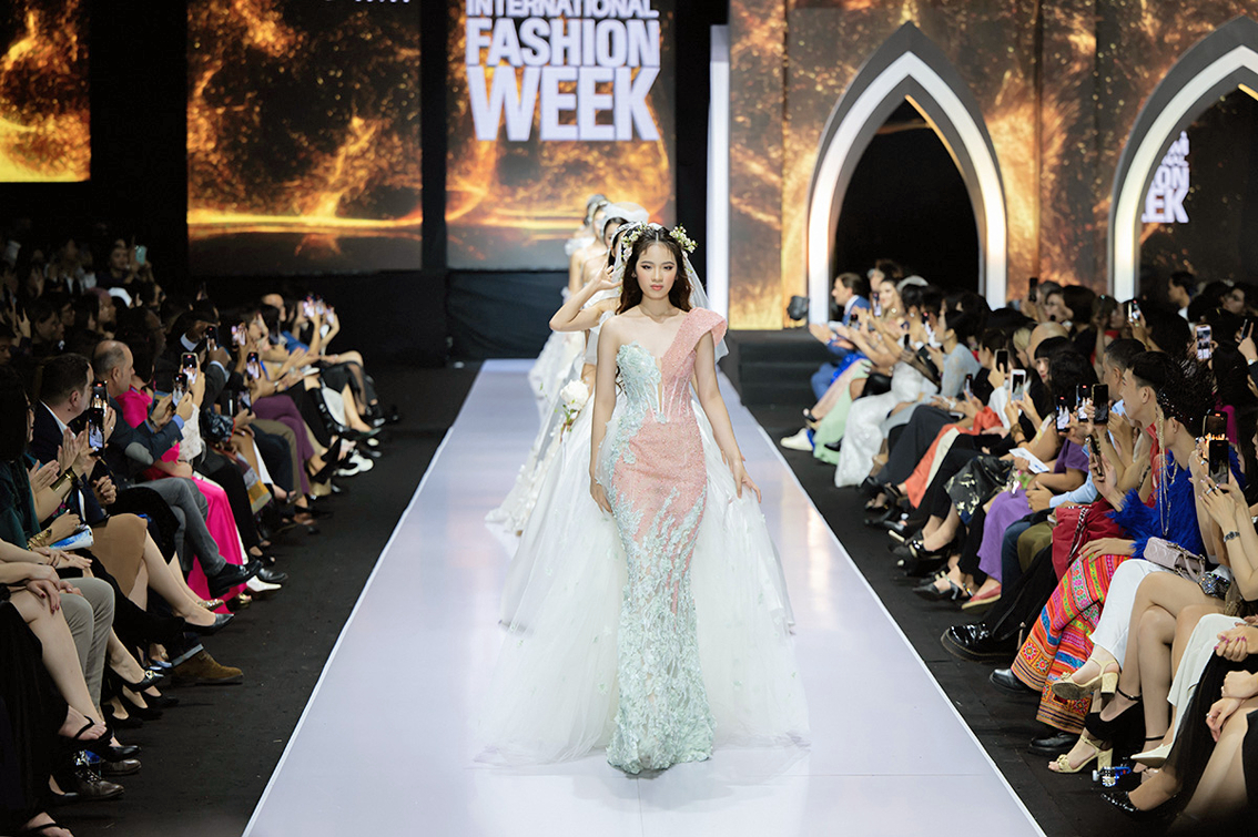 Show diễn Thu - đông VIFW 2022 tại Hà Nội