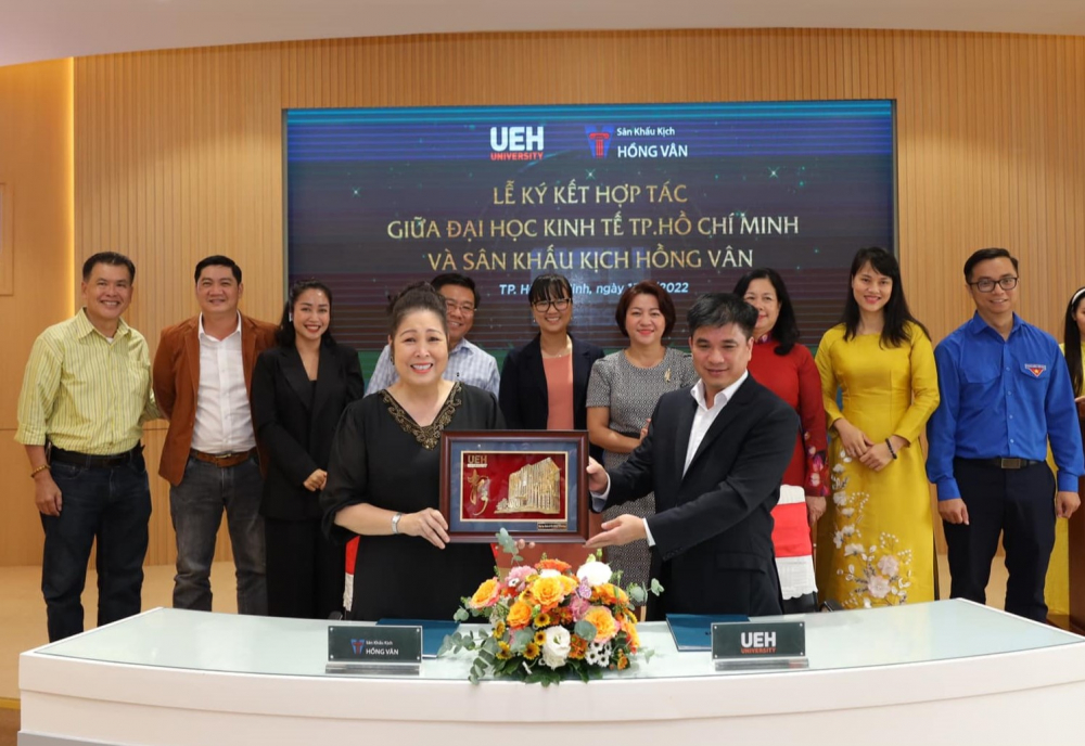 Đại học Kinh tế TPHCM ký kết hợp tác với Sân khấu Kịch Hồng Vân thành lập 