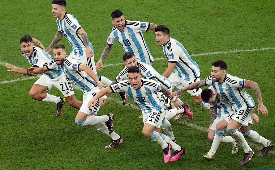 Các ầu thủ Argentina mừng chiến thắng 