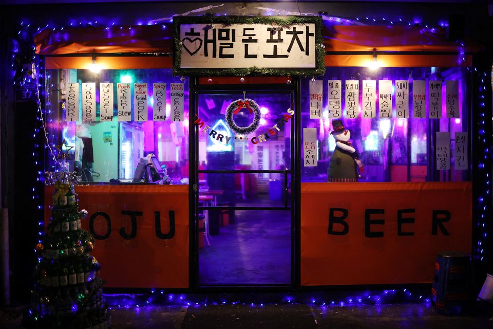 Một quán rượu vắng khách tại Itaewon trước lễ Giáng sinh