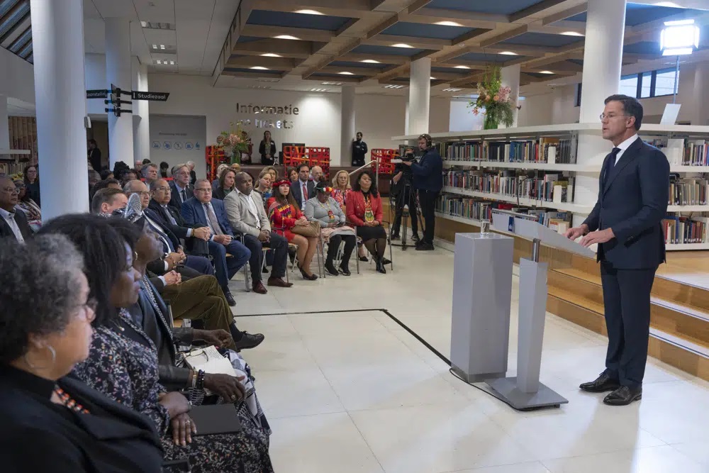Thủ tướng Hà Lan Mark Rutte, phải, thay mặt chính phủ xin lỗi về vai trò lịch sử của Hà Lan đối với chế độ nô lệ và buôn bán nô lệ tại Cơ quan Lưu trữ Quốc gia ở The Hague