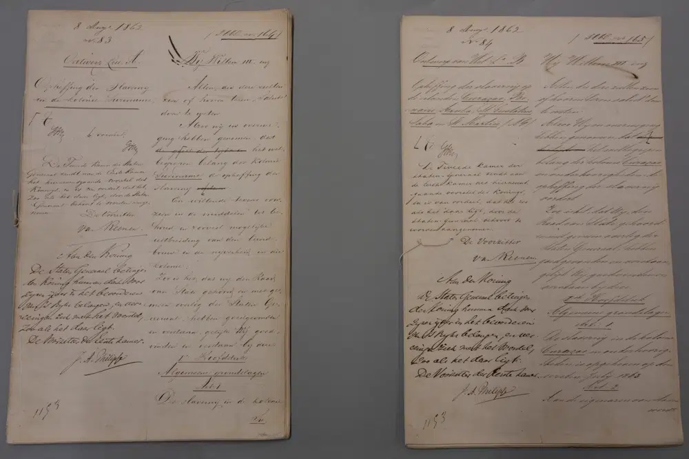 Đạo luật được ký vào ngày 8/8/1862, bãi bỏ chế độ nô lệ từ ngày 1/7/1863, hiện đang trưng bày tại Cơ quan lưu trữ Quốc gia ở The Hague, Hà Lan
