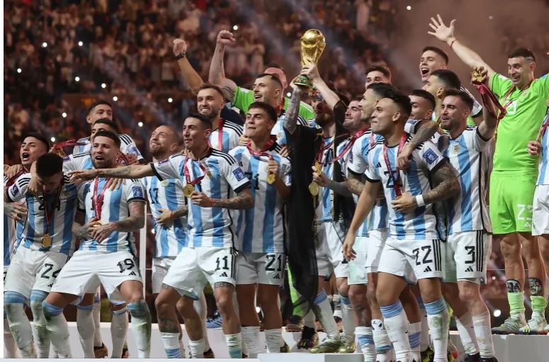 Sau 36 năm chờ đợi, Messi cùng các đồng đội cũng đã mang chức vô địch World Cup tiếp theo về cho quê hương Argentina, sau một trận chung kết căng thẳng và giàu cảm xúc bậc nhất trong lịch sử giải đấu.