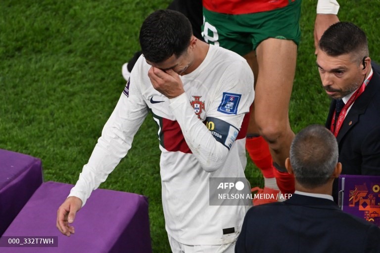 Bên cạnh những trận đấu thăng hoa, niềm vui sướng của các cổ động viên khi đội nhà giành thắng lợi thì cũng có không ít giọt nước mắt tiếc nuối. World Cup 2022 là kỳ World Cup cuối cùng của nhiều ngôi sao như Ronaldo, Messi, Modric… Đến giờ nhiều khán giả vẫn không quên được hình ảnh Ronaldo bật khóc khi Bồ Đào Nha thua Morocco hay Neymar và dàn sao Brazil bật khóc nức nở khi thua đau Croatia…