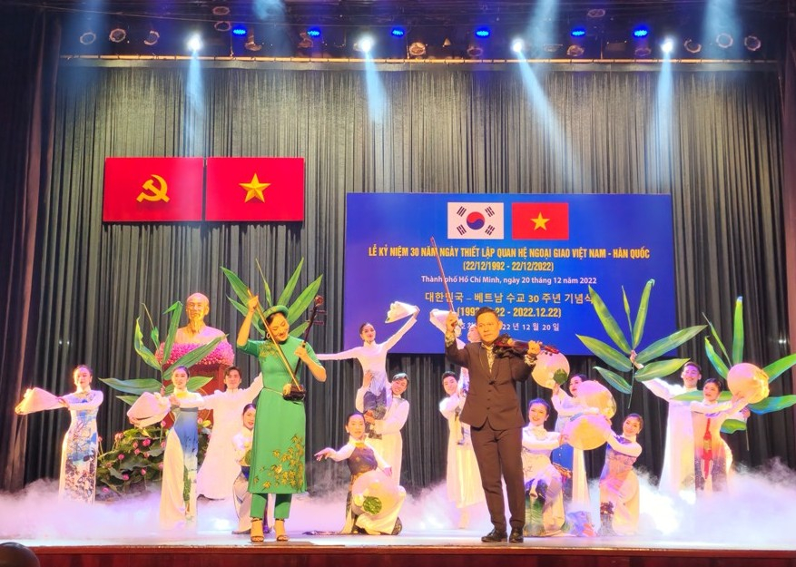 Tiết mục hòa tấu đàn nhị - violin với bài hát Hello Vietnam 