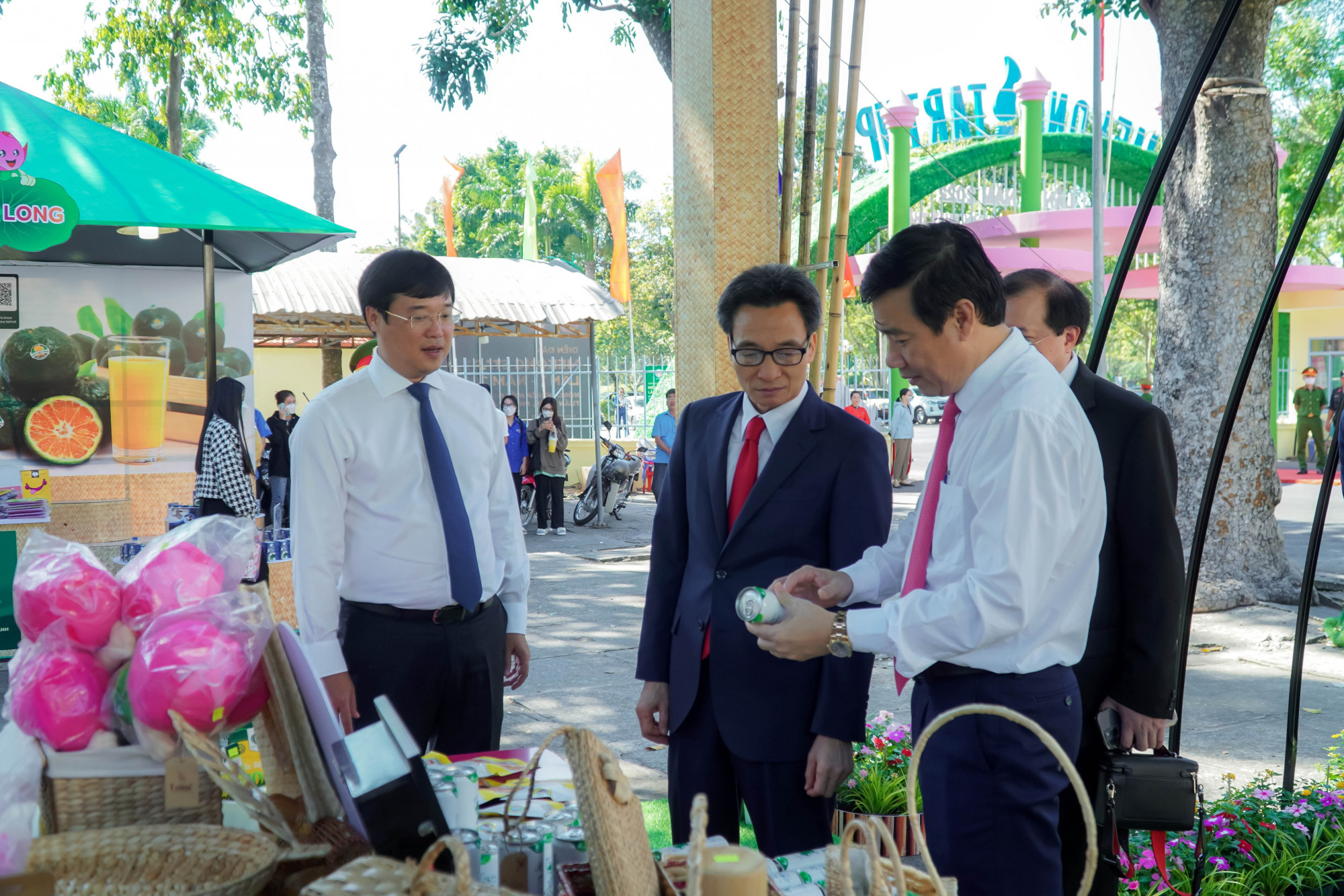 Phó Thủ tướng Vũ Đức Đam (đứng giữa) thăm các sản phẩm nông nghiệp của Đồng Tháp 