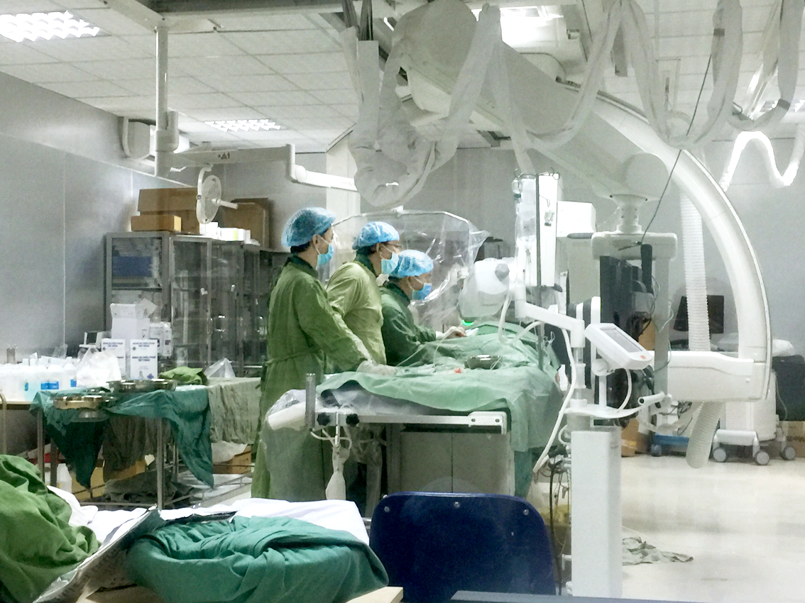 Một bệnh nhân đang được can thiệp điều trị tim mạch tại Bệnh viện Nhân dân Gia Định  - ẢNH: THANH HUYỀN