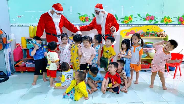 Trẻ nhỏ nào cũng vui khi được ông già Noel tặng quà (Ảnh minh họa)