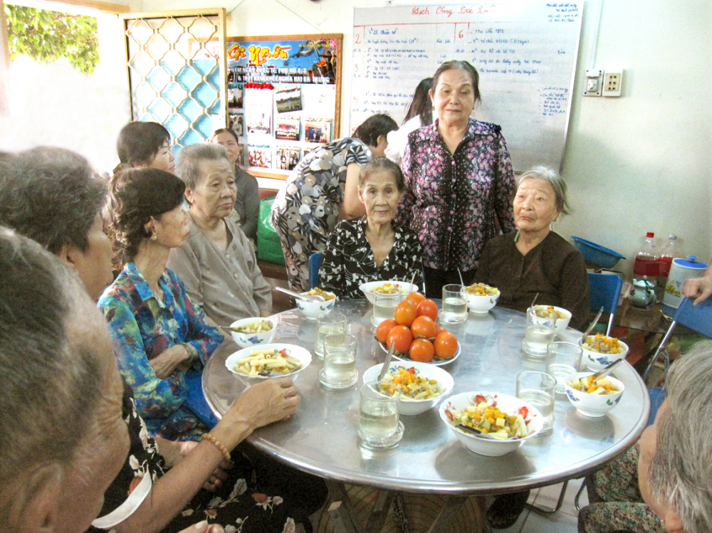 Ở tuổi 78, bà Nguyệt (thứ hai từ phải qua) vẫn tích cực với các hoạt động địa phương, chăm lo cho người khó khăn
