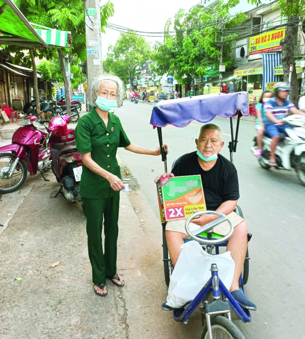 Bà Bùi Thị Ánh ngày ngày vẫn chắt chiu tiền lương hưu ít ỏi để hỗ trợ cho 7 người khuyết tật và đỡ đầu cho 1 bé gái mồ côi mẹ do COVID-19