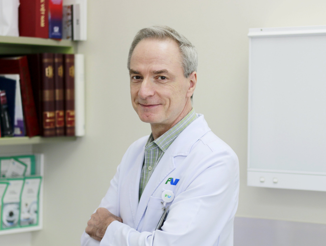 Bác sĩ Guillaume Orieux - Trưởng khoa Da liễu bệnh viện FV khuyên bệnh nhân tầm soát các bệnh STDs - Ảnh: FV