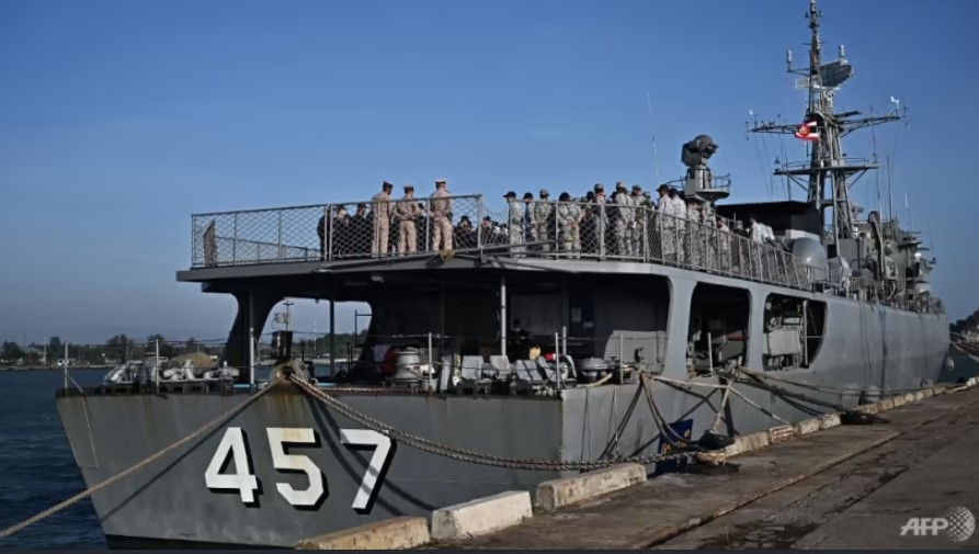 Các thủy thủ tập trung trên tàu HTMS Kraburi tại Bến tàu Bang Saphan ở Prachuap Khiri Khan vào ngày 20 tháng 12 năm 2022, trong chiến dịch tìm kiếm những người sống sót sau khi tàu hải quân Thái Lan HTMS Sukhothai bị lật và chìm ngoài khơi. (Ảnh: AFP/Lillian … xem thêm