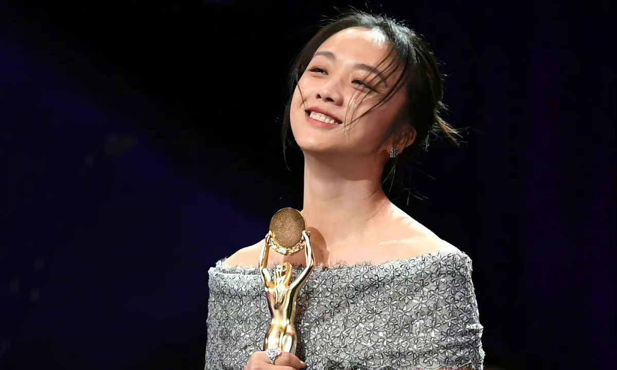 Thang Duy nhận giải ảnh hậu (nữ diễn viên chính xuất sắc nhất) tại giải Rồng Xanh 2022