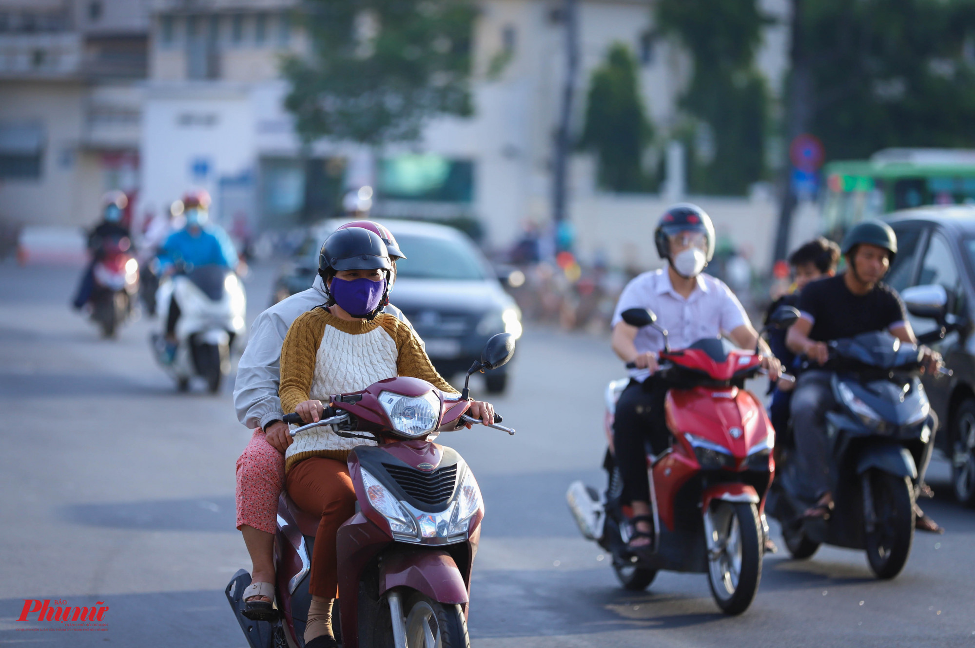 Ngoài đường, việc ra đường với chiếc áo len được ưu tiên nhiều hơn vào thời tiết sáng sớm.