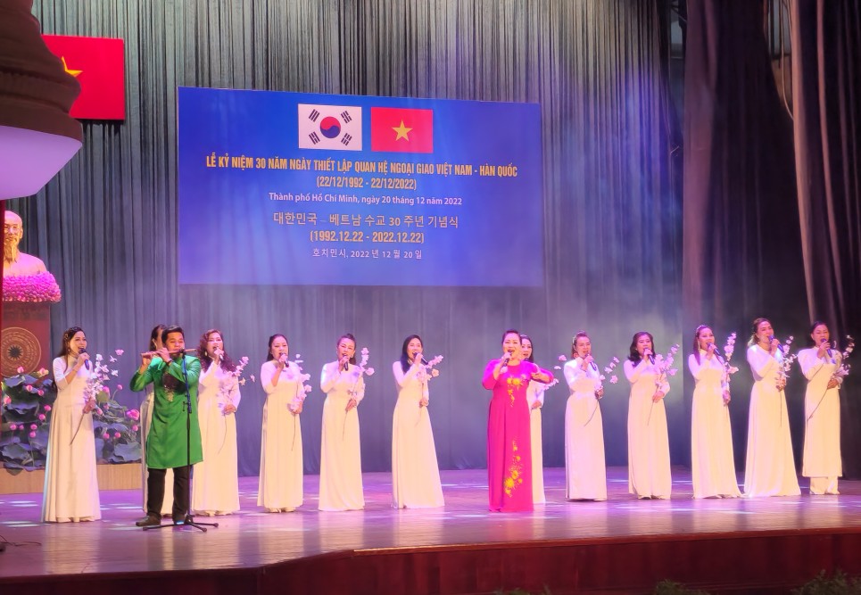 Các nghệ sĩ Việt Nam biểu diễn bài hát dân gian Arirang trên nền sáo trúc truyền thống