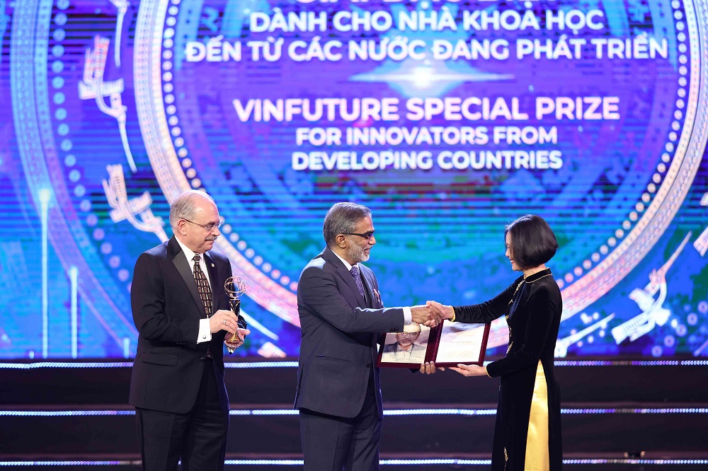 Giải Đặc biệt VinFuture 2022 dành cho nhà khoa học đến từ các nước đang phát triển đã vinh danh giáo sư Thalappil Pradeep (Ấn Độ)