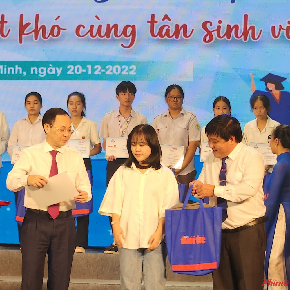 Ông Nguyễn Văn Hiếu - Phó bí thư Thành ủy TPHCM (trái) và ông Lê Thế Chữ - Tổng biên tập Báo Tuổi Trẻ trao học bổng cho tân sinh viên