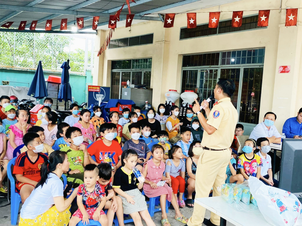 Trẻ em ở phường Bình Hưng Hòa B, quận Bình Tân được cảnh sát giao thông hướng dẫn kỹ năng tham gia giao thông an toàn trong dịp sinh hoạt hè
