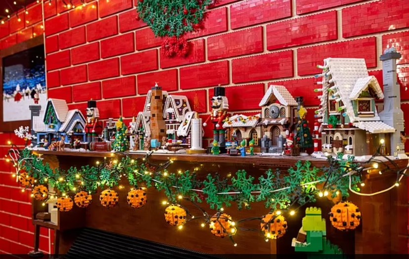 Bức tường lấp đầy phòng khách của họ có số lượng chi tiết đáng kinh ngạc từ đôi bốt của ông già Noel lủng lẳng trên lò sưởi cho đến những chiếc bánh nướng nhân thịt Lego và que diêm thắp sáng những ngọn nến Lego.