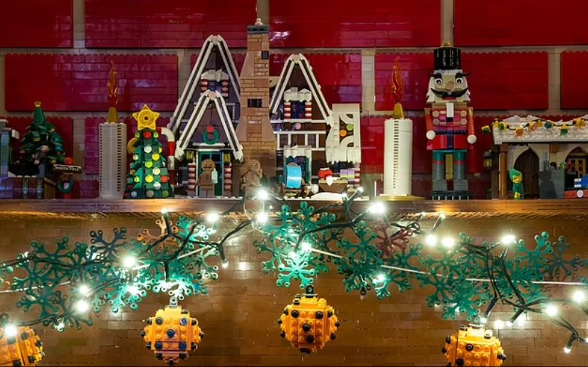 Lấy cảm hứng từ công việc mở rộng đang được thực hiện tại ngôi nhà của họ, họ quyết định tạo ra một bức tường Giáng sinh bằng Lego dài 12 x 6 foot hoàn chỉnh với lò sưởi và cây thông Noel Lego dài 6 foot.