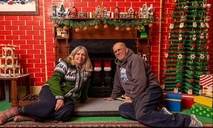 Một cặp đôi yêu thích Lego đã tạo ra một không khí lễ hội vui vẻ bằng cách làm toàn bộ bức tường, lò sưởi và cây cối từ các khối nhựa trong phòng khách của họ. 