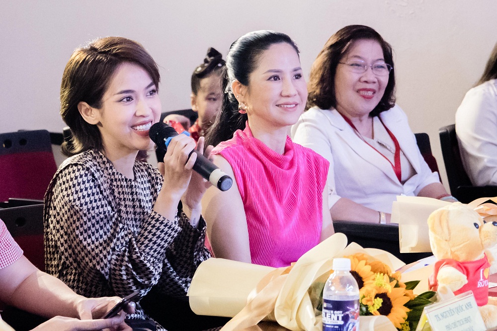 Diễn viên Vân Anh và diễn viên Tú Vi góp mặt vào Hội đồng giám khảo tại chung kết cuộc thi - Ảnh: Royal School