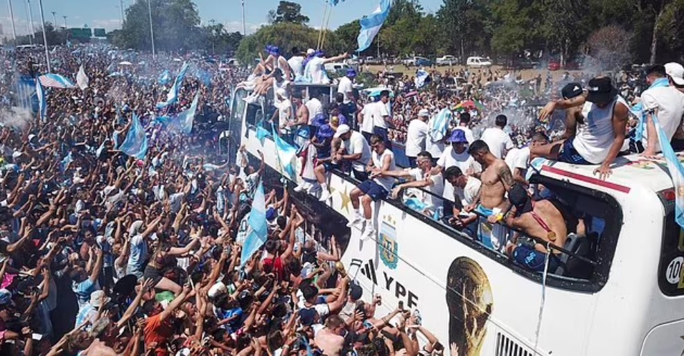Lễ kỷ niệm World Cup của đội tuyển Argentina đã bị hủy hoại bởi cái chết của một cổ động viên 24 tuổi, sau khi anh này ngã từ một mái nhà vì đã nhảy lên nhảy xuống ăn mừng trong cuộc diễu hành chiến thắng của đội tuyển.